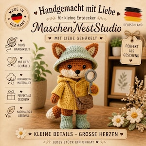 Könnte beinhalten: Ein gehäkeltes Fuchskuscheltier mit gelbem Regenmantel, hellgrünem Fischerhut und passenden Stiefeln. Der Fuchs hält eine kleine Lupe und trägt eine braune Umhängetasche. Das Bild enthält Text, unter anderem MaschenNestStudio.