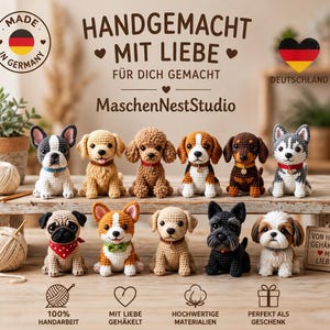 Könnte beinhalten: Eine Sammlung von elf kleinen, handgefertigten Häkelfiguren in Hundeform auf einer Holzoberfläche. Die Auswahl umfasst verschiedene Rassen mit unterschiedlichen Farben und Mustern sowie den Text HANDGEMACHT MIT LIEBE und MaschenNestStudio.