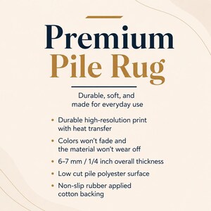 以下が含まれることがあります： プレミアムパイルラグの製品情報グラフィック。テキストには、耐久性、柔らかさ、日常使い、高解像度熱転写プリント、色あせ防止、厚さ6-7mm、低パイルポリエステル表面、滑り止めゴム加工された綿の裏地が記載されています。