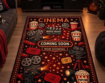 以下が含まれることがあります： 映画をテーマにしたダークレッドの背景の長方形のラグ。フィルムリール、ヴィンテージの映画カメラ、ポップコーンバケツ、チケットのイラストが描かれています。テキストには「CINEMA」、「MOVIE NIGHT」、「COMING SOON」、「NOW SHOWING」、「ADMIT ONE」、「THE END」と書かれています。