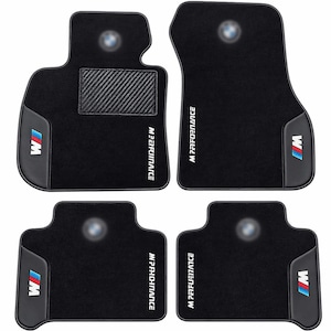 Puede incluir: Un juego de cuatro alfombrillas negras para coche con el logotipo M Performance y el emblema tricolor M. Las alfombrillas tienen una almohadilla texturizada para el talón en el lado del conductor, puntos de montaje circulares y bordes de piel sintética.