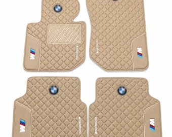 Alfombrillas de cuero beige hechas a medida, compatibles con BMW: diseño acolchado en forma de diamante, logotipo bordado, ajuste específico para cada vehículo. Alfombrillas artesanales para coche.