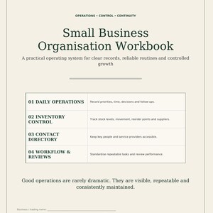 Op de afbeelding: Een Small Business Organisation Workbook met een beige kaft en zwarte tekst. Het bevat vier secties: 01 Daily Operations, 02 Inventory Control, 03 Contact Directory en 04 Workflow & Reviews, met lijnen voor het invullen van bedrijfsgegevens.