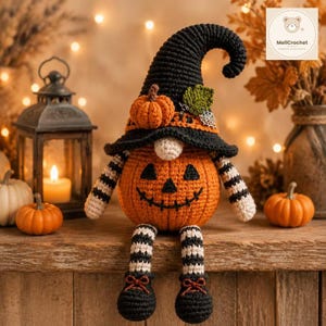 Peut inclure: Un gnome citrouille au crochet avec un corps orange vif et un visage de lanterne sculpté, portant un grand chapeau noir courbé orné d'une petite citrouille orange, d'une feuille verte et d'une toile d'araignée blanche, avec des jambes rayées noir et blanc.