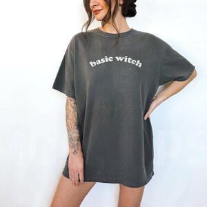 Enkel häx-t-shirt | Halloween-t-shirt med komfortfärger | Häxskjorta
