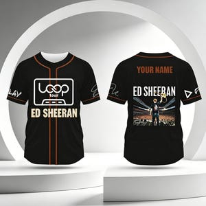 Könnte beinhalten: Ein schwarzes Baseballtrikot mit kurzen Ärmeln und orangefarbenen Paspeln. Die Vorderseite zeigt das weiße Loop Tour-Logo und den Text Ed Sheeran. Die Rückseite zeigt den Text Your Name, Ed Sheeran und ein Bild eines Künstlers auf einer Bühne.