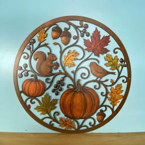 Decorazione murale in metallo a forma di zucca autunnale, decorazione da parete per il raccolto autunnale, insegna con scoiattolo e foglia d'acero, decorazione rustica da fattoria per il portico del Ringraziamento immagine 2