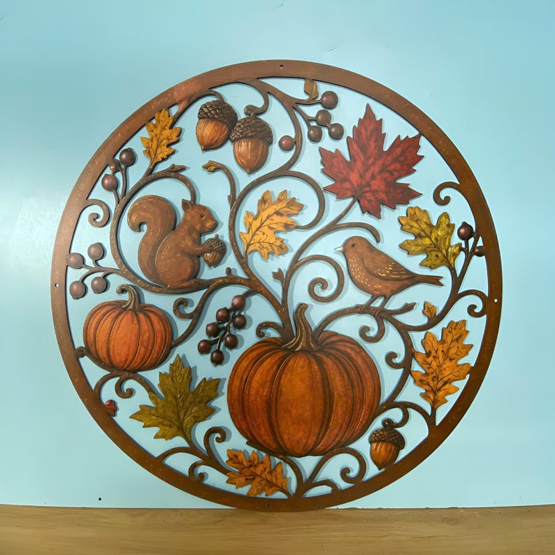 Decorazione murale in metallo a forma di zucca autunnale, decorazione da parete per il raccolto autunnale, insegna con scoiattolo e foglia d'acero, decorazione rustica da fattoria per il portico del Ringraziamento immagine 2
