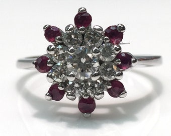 Bloemdessin met diamant en robijn van 14 kt goud, vintage ring met robijn en diamant van 14 kt goud, robijnrode ring met diamanten, robijn en diamanten
