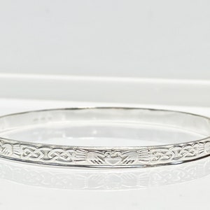 Pulseira Claddagh com nó celta, pulseira Claddagh, pulseira Claddagh em prata, pulseira Claddagh, trama Trinity, amor