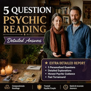 Peut inclure: Un graphique numérique avec le texte 5 QUESTION PSYCHIC READING Detailed Answers et EXTRA DETAILED REPORT. L'image montre une personne en pull vert avec une écharpe marron et une personne en chemise bleue, avec des bougies et des cartes de tarot.