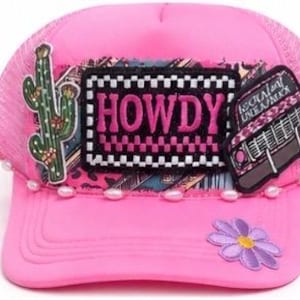 Peut inclure: Une casquette de camionneur rose vif ornée d'un écusson rectangulaire central portant le texte HOWDY en lettres roses sur un fond à damier noir et blanc. La casquette est décorée d'un écusson cactus vert, d'un camion vintage et d'une fleur violette.