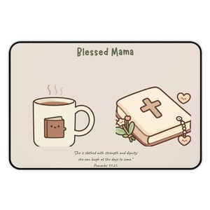 Può includere: Un tappetino da scrivania rettangolare con sfondo beige e la scritta Blessed Mama in alto. Mostra una tazza fumante con l'illustrazione di un piccolo libro, una Bibbia con una croce, fiori, due piccoli cuori e il testo Proverbs 31:25.
