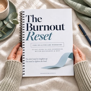 Peut inclure: Un cahier à reliure spirale intitulé The Burnout Reset for Healthcare Workers, proposant un guide de 30 jours pour moins de stress, de meilleures limites et du repos. La couverture blanche présente du texte bleu foncé et bleu clair.