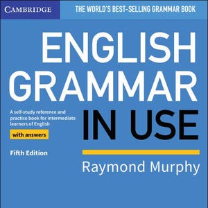 Peut inclure: Un manuel bleu intitulé English Grammar in Use par Raymond Murphy, cinquième édition. La couverture présente du texte blanc, un encadré jaune indiquant with answers, et un en-tête bleu foncé avec le logo Cambridge et le texte The World's Best-Selling Grammar Book.