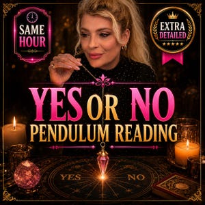 Può includere: Un servizio di lettura con pendolo caratterizzato da un pendolo in cristallo rosa sfaccettato sospeso sopra una tavola circolare con le parole YES e NO. Il testo recita SAME HOUR, EXTRA DETAILED e YES OR NO PENDULUM READING, circondato da candele.