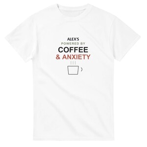 Camiseta de café y ansiedad, camiseta personalizada con nombre, regalo divertido para amantes del café, camiseta personalizada para introvertidos, camiseta con humor sobre la ansiedad y la cafeína. imagen 1