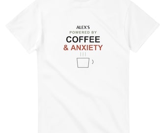 Camiseta de café y ansiedad, camiseta personalizada con nombre, regalo divertido para amantes del café, camiseta personalizada para introvertidos, camiseta con humor sobre la ansiedad y la cafeína.