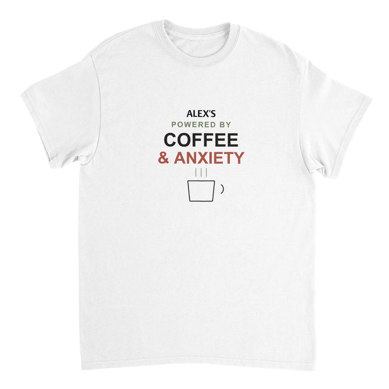 Camiseta de café y ansiedad, camiseta personalizada con nombre, regalo divertido para amantes del café, camiseta personalizada para introvertidos, camiseta con humor sobre la ansiedad y la cafeína. imagen 4