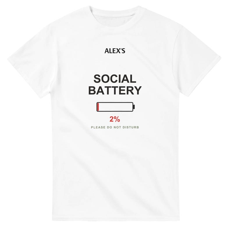 ソーシャルバッテリー2%シャツ、名入れ可能、面白い内向的な人へのギフト、カスタムネームTシャツ、「邪魔しないでください」、レッドアクセントエディション 画像 1