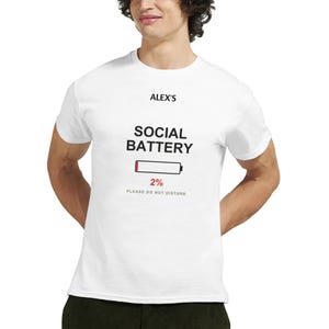 ソーシャルバッテリー2%シャツ、名入れ可能、面白い内向的な人へのギフト、カスタムネームTシャツ、「邪魔しないでください」、レッドアクセントエディション 画像 2