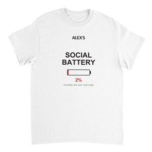 ソーシャルバッテリー2%シャツ、名入れ可能、面白い内向的な人へのギフト、カスタムネームTシャツ、「邪魔しないでください」、レッドアクセントエディション 画像 3