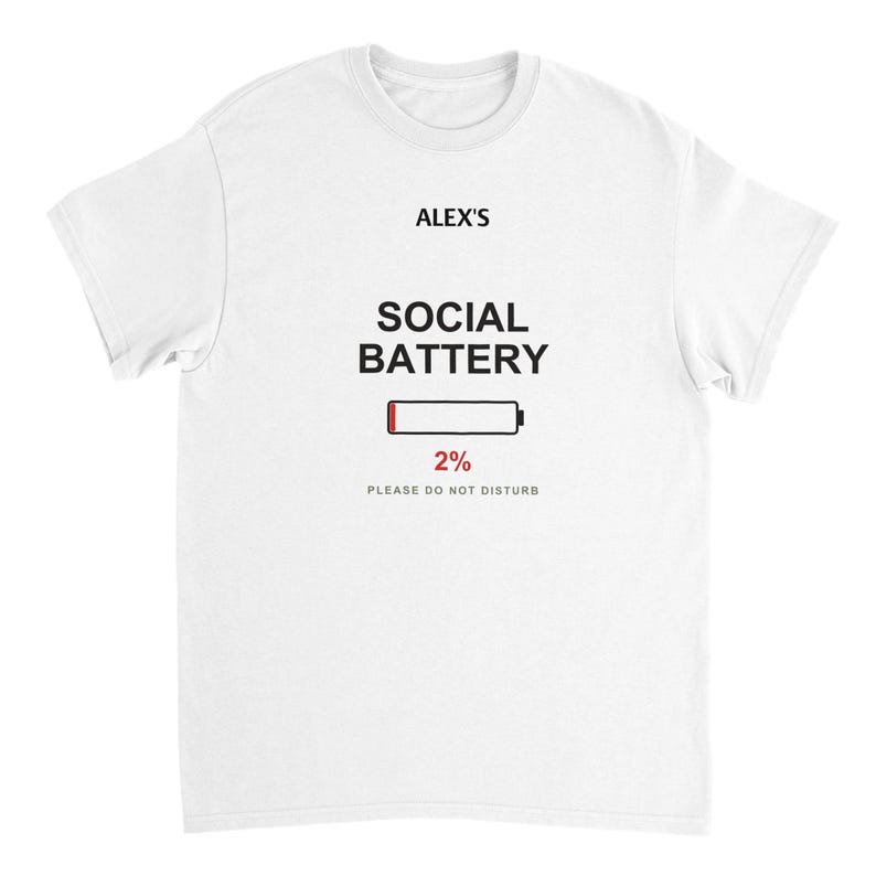ソーシャルバッテリー2%シャツ、名入れ可能、面白い内向的な人へのギフト、カスタムネームTシャツ、「邪魔しないでください」、レッドアクセントエディション 画像 3
