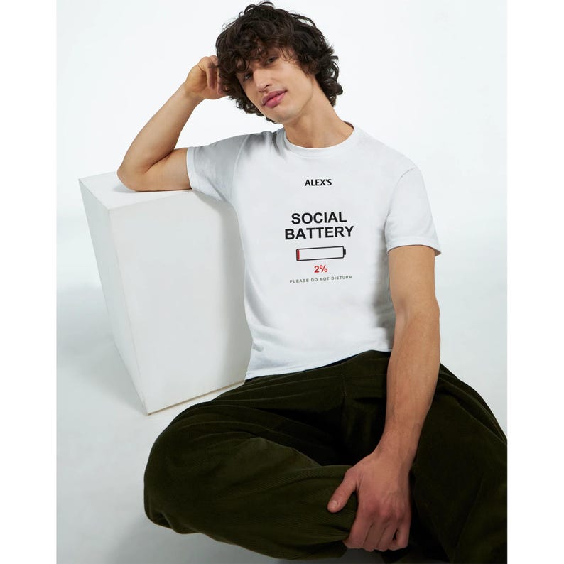 ソーシャルバッテリー2%シャツ、名入れ可能、面白い内向的な人へのギフト、カスタムネームTシャツ、「邪魔しないでください」、レッドアクセントエディション 画像 4