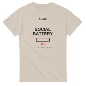 ソーシャルバッテリー2%シャツ、名入れ可能、面白い内向的な人へのギフト、カスタムネームTシャツ、「邪魔しないでください」、レッドアクセントエディション Sand
