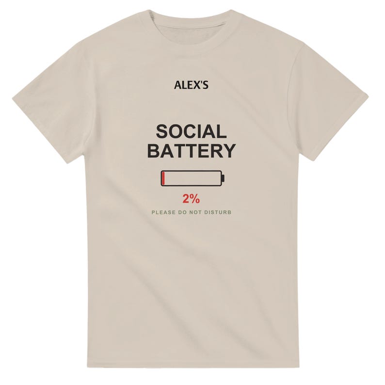 ソーシャルバッテリー2%シャツ、名入れ可能、面白い内向的な人へのギフト、カスタムネームTシャツ、「邪魔しないでください」、レッドアクセントエディション Sand