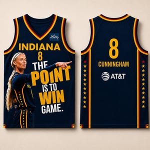 Op de afbeelding: Een marineblauw basketbalshirt met gele en rode biezen. De voorkant toont de tekst INDIANA 8 THE POINT IS TO WIN GAME, een Lilly-logo en een afbeelding van een speler. De achterkant toont het nummer 8, CUNNINGHAM en een AT&T-logo.