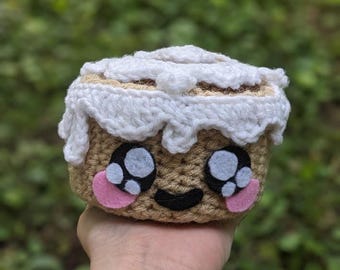 Peluche de amigurumi de rollo de canela hecho a mano por encargo.