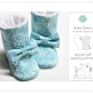 Puede incluir: Botas de invierno para bebé en azul claro con estampado de copos de nieve, forro de piel sintética blanca y lazos. La imagen también incluye un patrón de costura PDF digital, como indica el texto a la derecha.