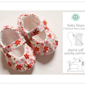 Può includere: Un paio di scarpine da bambino con un motivo floreale rosso, rosa e bianco. Le scarpe sono in stile Mary Jane, con un cinturino e un bordo morbido e arricciato. L'immagine include anche un modello di cucito PDF digitale per le scarpe.