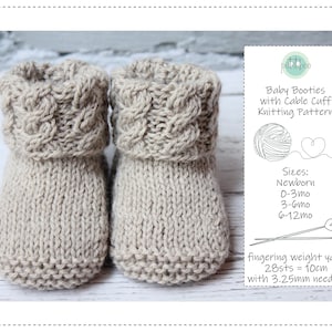 Peut inclure: Deux chaussons de bébé en tricot beige avec des détails de manchette torsadée. Les chaussons sont présentés sur une surface claire. Le texte indique "Baby Booties with Cable Cuff Knitting Pattern" et les tailles.