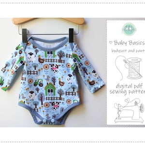 Op de afbeelding: Een babybody met een boerderijdierenprint, waaronder schapen, koeien en tractoren, hangt aan een houten hanger. De body is lichtblauw met een grijze rand. De afbeelding bevat ook een digitale PDF-naaipatroon.