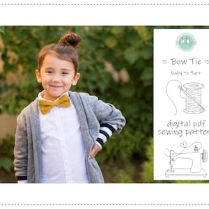 Op de afbeelding: Een kind draagt een mosterdgele vlinderdas, een wit overhemd en een grijze cardigan. De afbeelding bevat een digitaal PDF-naaipatroon voor vlinderdassen, met de tekst "Bow Tie baby to 5yr+".