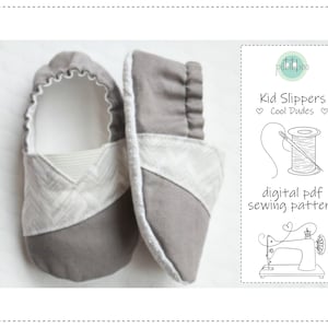 Puede incluir: Un par de zapatillas grises y blancas para niños con un estampado de chevron en la parte delantera. Las zapatillas tienen una abertura suave y elástica. La imagen también incluye un patrón de costura PDF digital con el texto "Kid Slippers Cool Dudes".