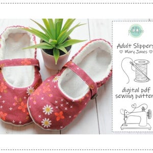 Puede incluir: Un par de zapatillas Mary Jane burdeos para adultos con un estampado floral. Las zapatillas tienen una correa con hebilla y un interior suave y blanco. Una pequeña planta en maceta está en el fondo. La imagen también incluye el texto "Adult Slippers Mary Janes" y "digital pdf sewing pattern."