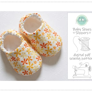 Puede incluir: Un par de zapatos de bebé con un estampado floral en amarillo y naranja. Los zapatos tienen un interior blanco y un borde con volantes. La imagen también incluye un gráfico que dice "Baby Shoes Slippers" y "digital pdf sewing pattern".