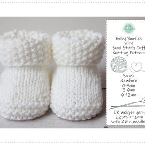 Puede incluir: Dos patucos de bebé blancos tejidos con un puño de punto de arroz. La imagen incluye un gráfico con el texto "Baby Booties with Seed Stitch Cuff Knitting Pattern" y detalles de tallas para recién nacidos, 0-3 meses, 3-6 meses y 6-12 meses.