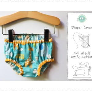 Könnte beinhalten: Eine Baby-Windelüberhose mit Giraffen- und Elefantenmuster in Türkis, Gelb und Weiß, an einem Holzbügel aufgehängt. Die Windelüberhose hat gelbe Rüschenkanten. Auf der rechten Seite ist ein digitales PDF-Schnittmuster abgebildet.
