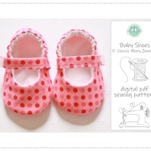 Puede incluir: Un par de zapatos de bebé rosas con lunares. Los zapatos son de estilo Mary Jane, con una correa y un interior blanco. La imagen también incluye el texto "Baby Shoes Classic Mary Janes" y "digital pdf sewing pattern".