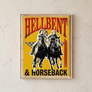 Può includere: Un poster rettangolare in una cornice di legno con sfondo giallo e una stella a scacchi blu e gialla. Il testo HELLBENT & HORSEBACK è stampato in nero e rosso. Due cavalieri su cavalli scuri sono raffigurati al centro del poster.