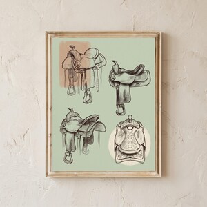 Könnte beinhalten: Ein gerahmter Kunstdruck mit vier detaillierten Strichzeichnungen von Westernsätteln in dunkelbrauner Tinte. Die Illustrationen sind vor einem salbeigrünen Hintergrund mit einem pfirsichfarbenen Rechteck und einem cremefarbenen Kreis platziert.
