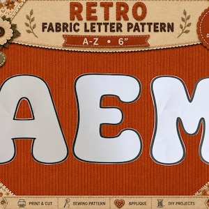 Może przedstawiać: Cyfrowy wzór krawiecki na litery z tkaniny o wysokości 15,24 cm z napisem RETRO FABRIC LETTER PATTERN A-Z. Projekt zawiera białe, obłe litery A, E i M z ciemnymi obrysami na teksturowanym pomarańczowym tle, ozdobionym filcowymi kwiatami, sercami i guzikami.