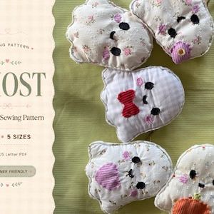 Puede incluir: Un patrón de costura para peluches con forma de fantasma titulado GHOST Appliqué Sewing Pattern 4-8" 5 SIZES A4 + US Letter PDF. La imagen muestra cinco adornos de tela con forma de fantasma, estampados florales y de cuadros, ojos negros y detalles.