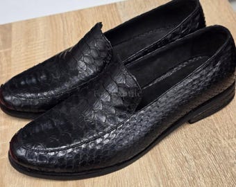Zapatos sin cordones a medida de piel de pitón: Zapatos casuales de mujer de piel exótica negra.