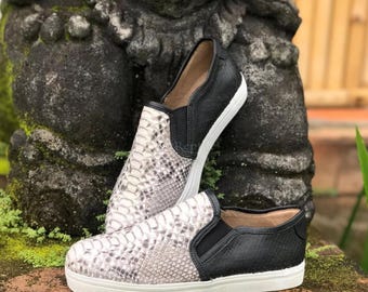 Zapatos sin cordones a medida de piel de pitón: zapatos casuales de mujer de piel exótica natural.