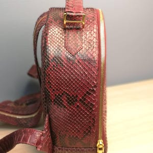 Maßgeschneiderte Python-Leder-Rucksack: Exotische Hauttasche in Kastanienbraun Bild 3